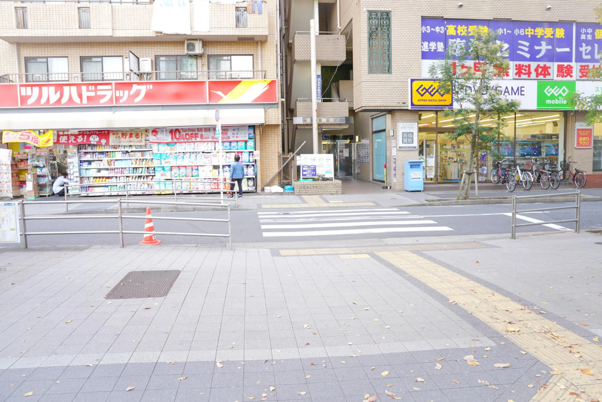 地下鉄博物館の近くにあるツルハドラッグさんの横にあります。
ツルハドラッグさんとゲオさんの間の階段から2階に上って頂くと入口があります。
