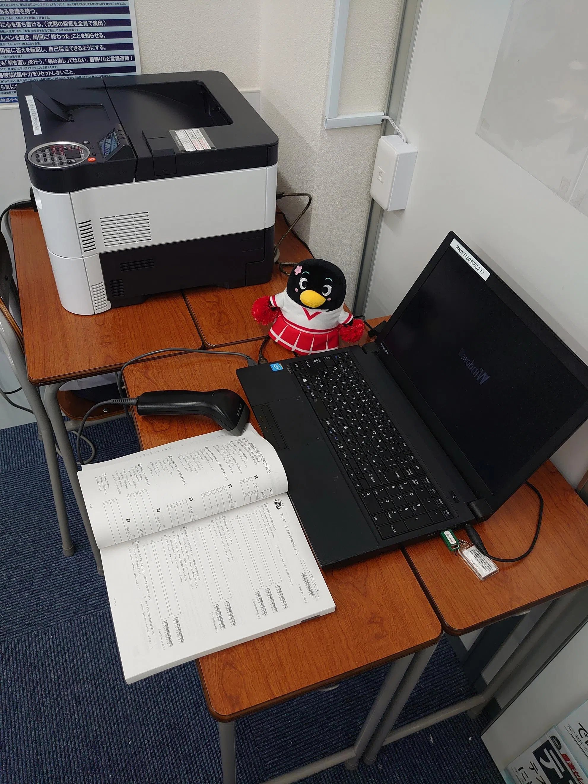 TSPで使用するワークとパソコンです。間違えた問題の類題がプリンターから出てきます。