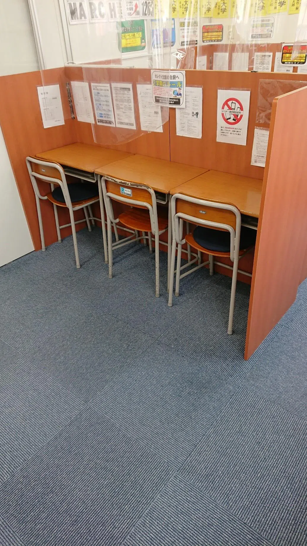 授業はここで行われるブース教室　自習室としても使用できます