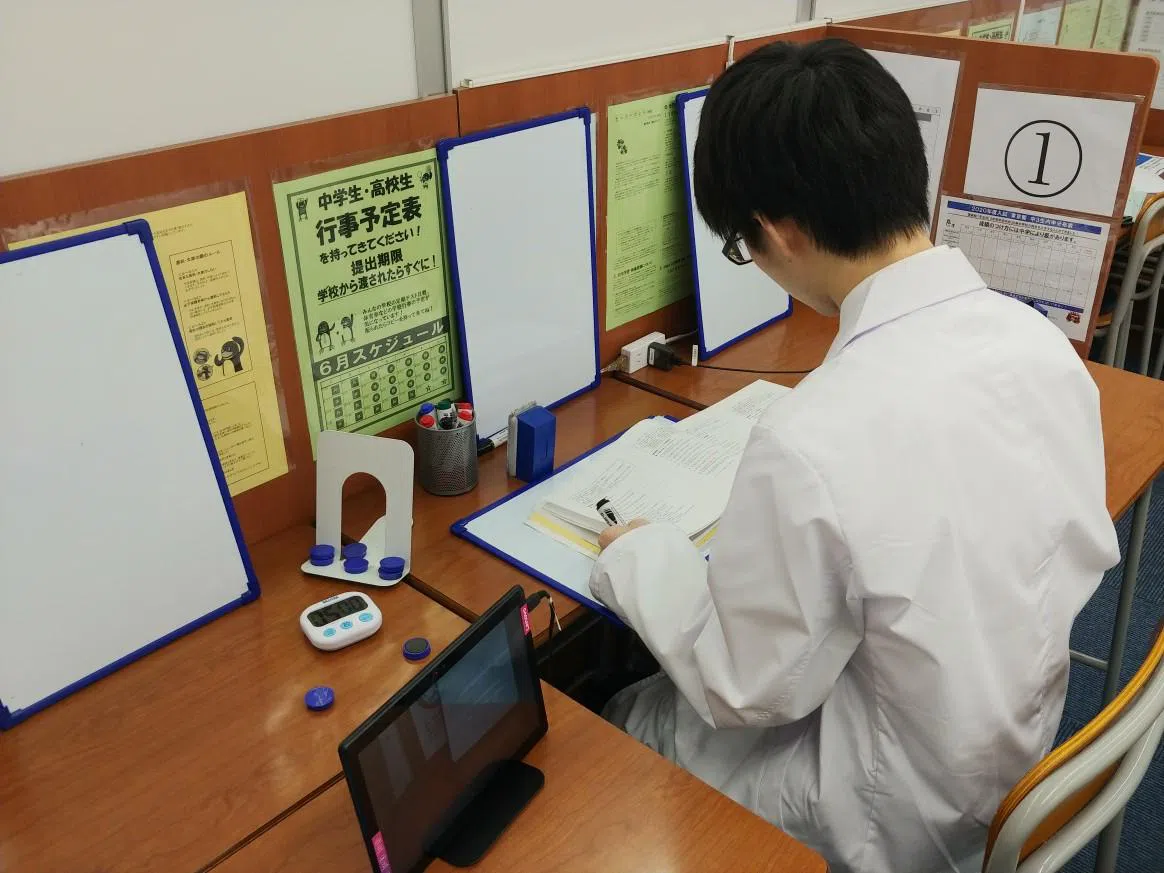 ZOOMを使用したオンラインライブ授業も実施しております。
