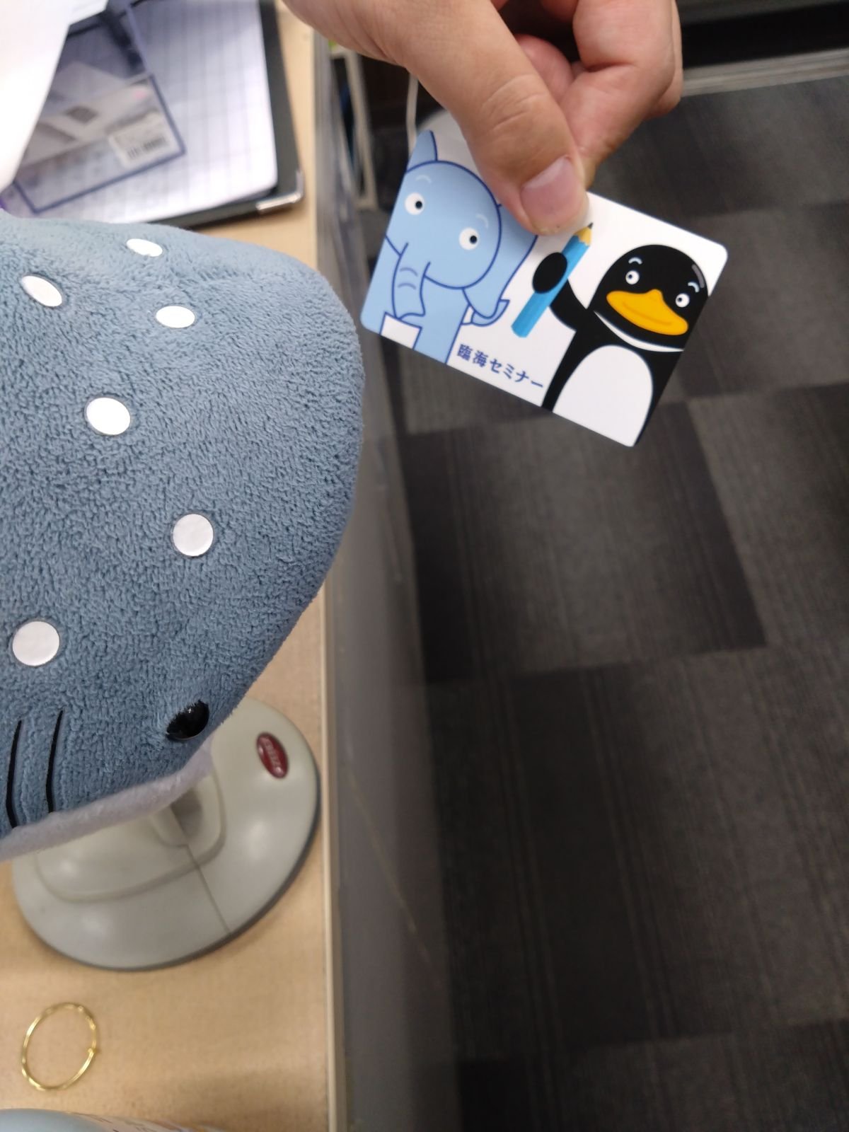 来たときと帰るときに入り口でカードを通すと親御さんにメールが届きます。