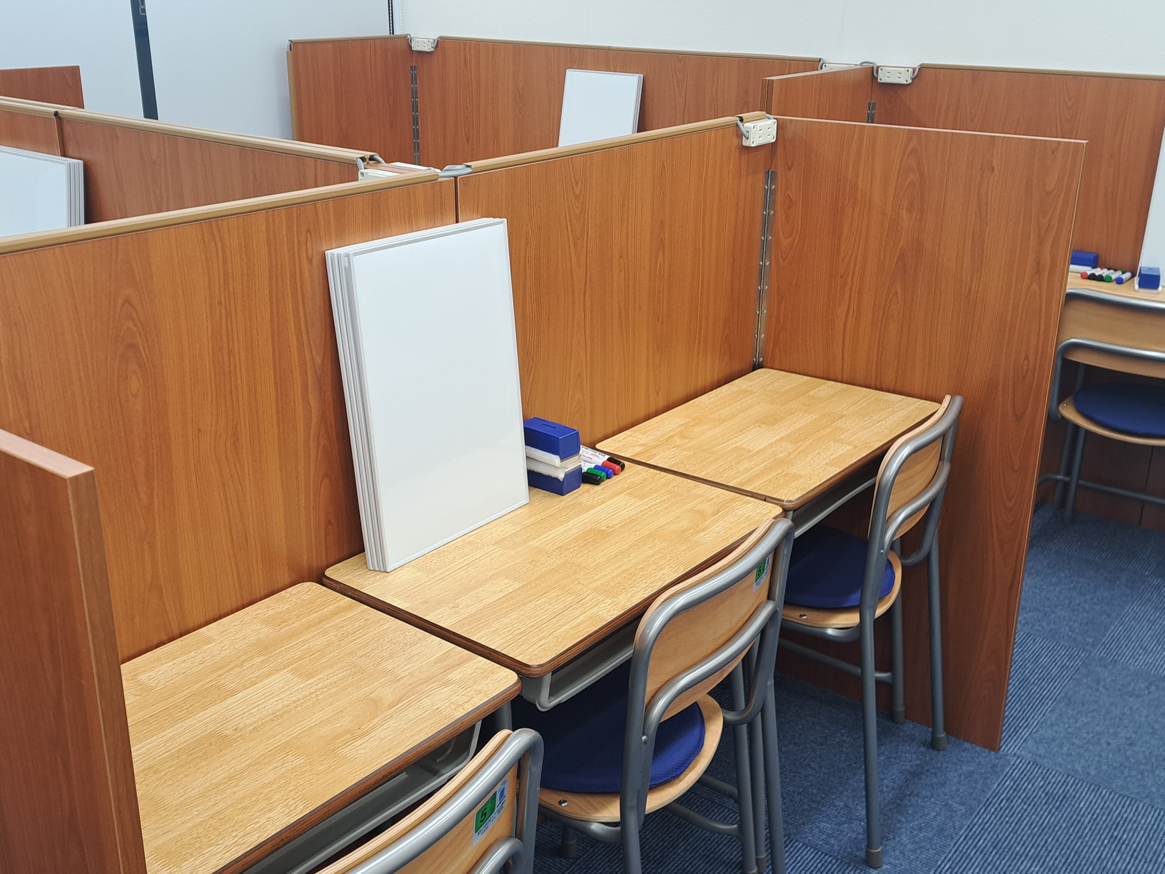 個別指導ブース。新規開校だからキレイ！