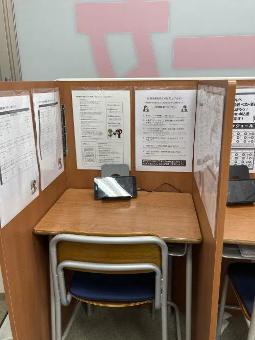 映像授業用のブースです。パーテーションで区切られており、集中して学習に取り組めます。