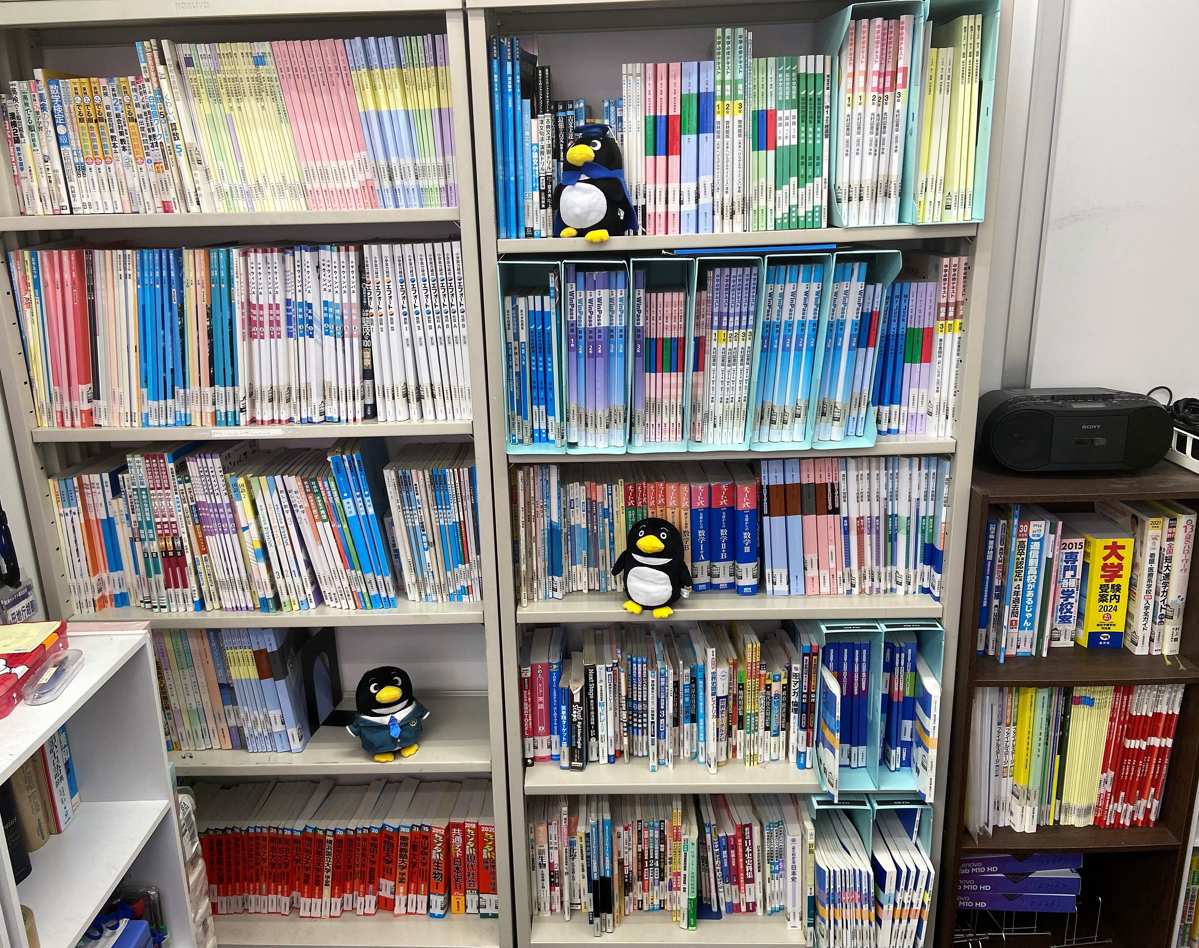 教室で豊富な教材を揃えています。貸し出し用の辞書もありますよ！