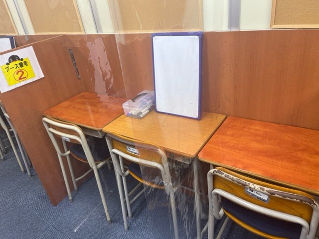 １対２の個別指導ブース。真ん中の先生が、左右それぞれの生徒にしっかり教えてくれます。