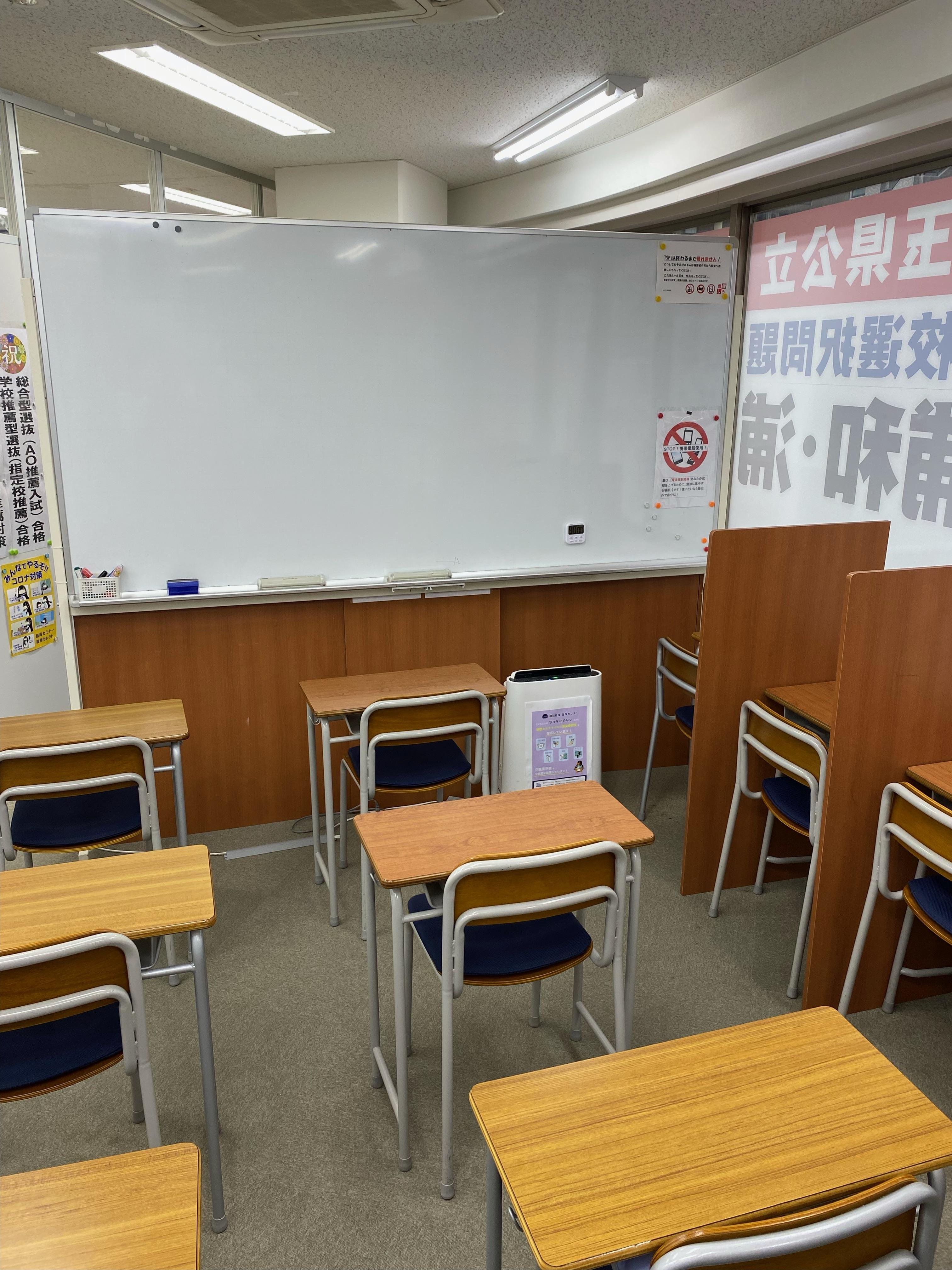 TSP・自習用の教室です。机と机の間は十分な距離が空いています。