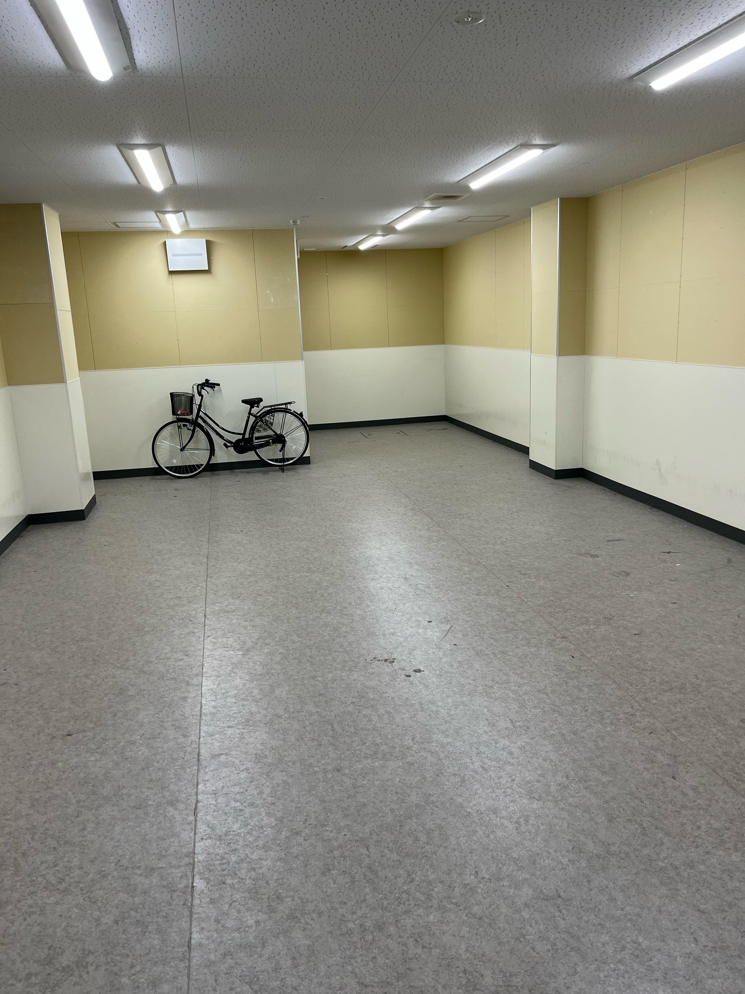 駐輪場もご用意しています。教室があるビルのすぐ横で、室内駐輪場なので広々と使用できます。