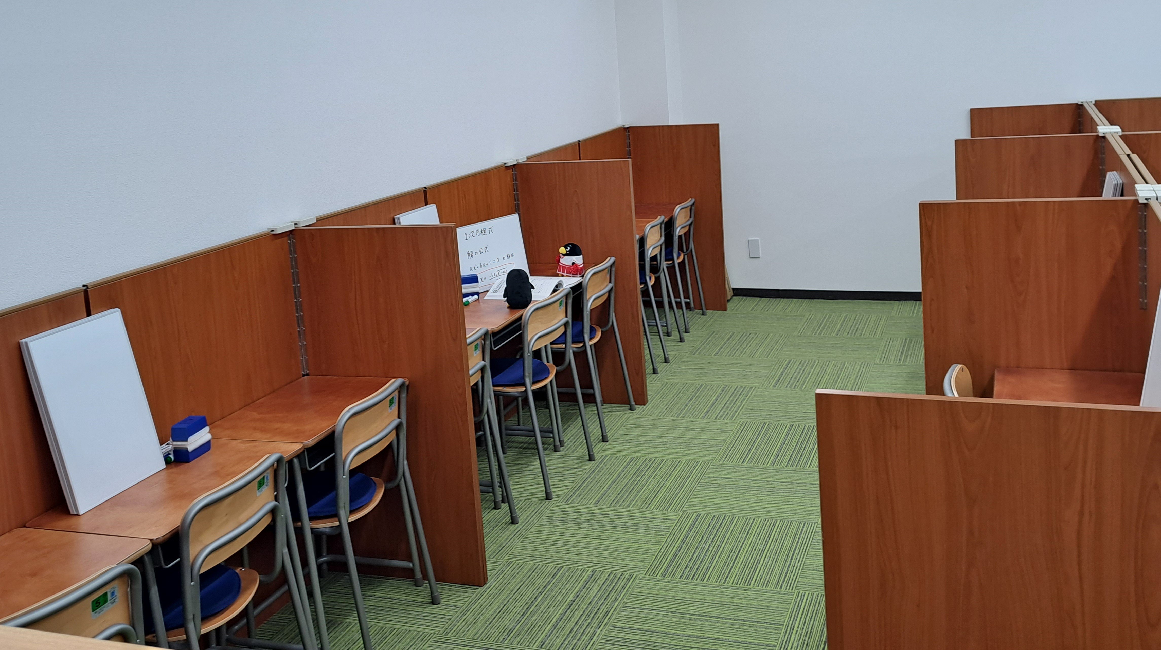 個別指導ブースです。新しい教室だからキレイ！
