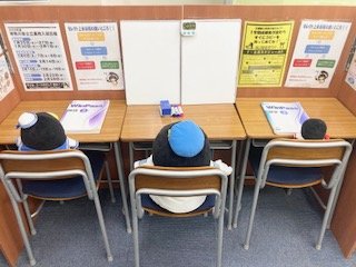 このブースで個別指導の授業を行っています。生徒と講師が一緒に楽しく勉強していて、常に活気のある場所です。