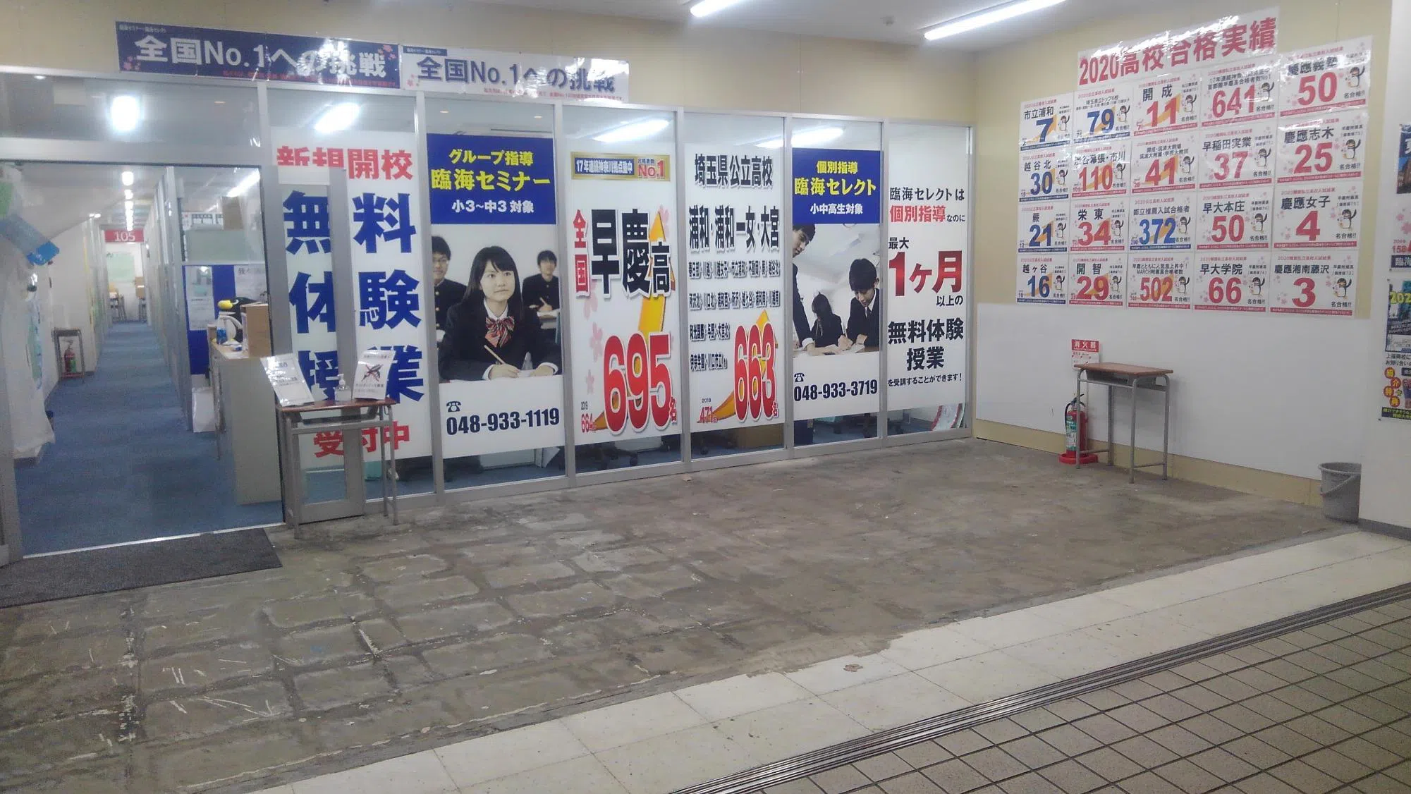 駐輪場は校舎の正面です。夜になると、校舎名物“大量の自転車”が見られます！