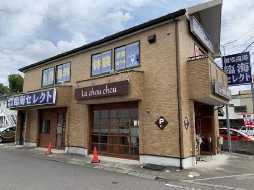 コンビニの向かい。駐輪所は左側へ。