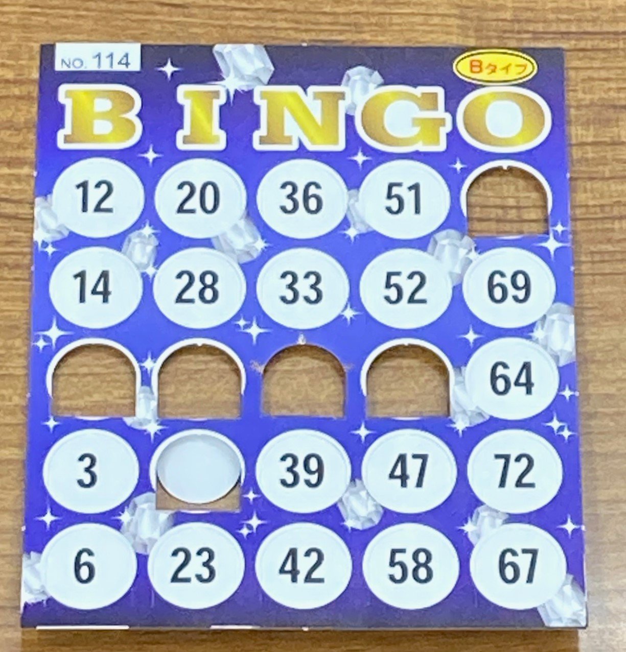 小学生は勉強を頑張ると景品がもらえるビンゴゲームをやっています。勉強が苦手な生徒のモチベーションも上げていきます。