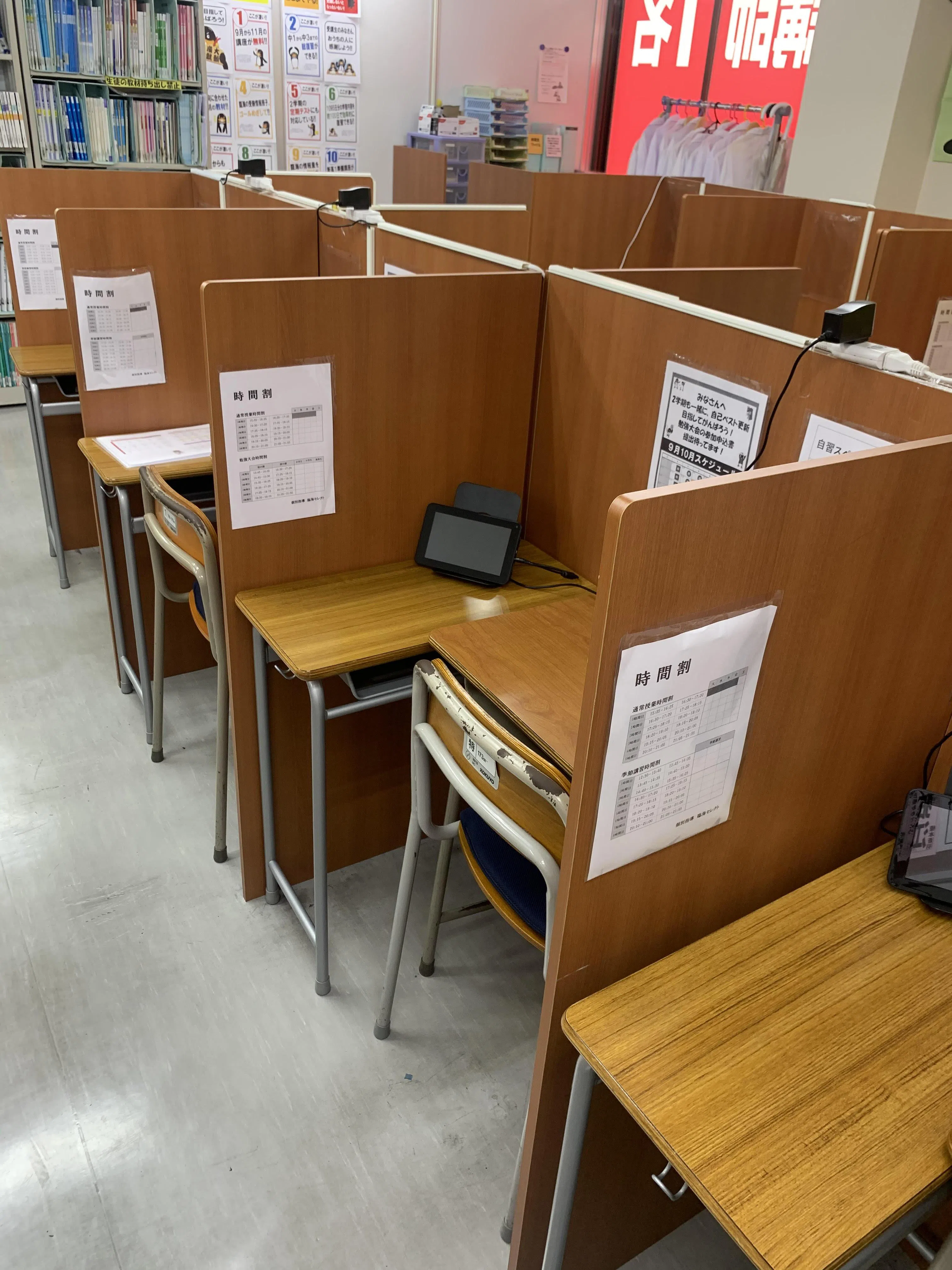 映像授業用のブースは一席一席に仕切りを設置。集中して取り組めます。